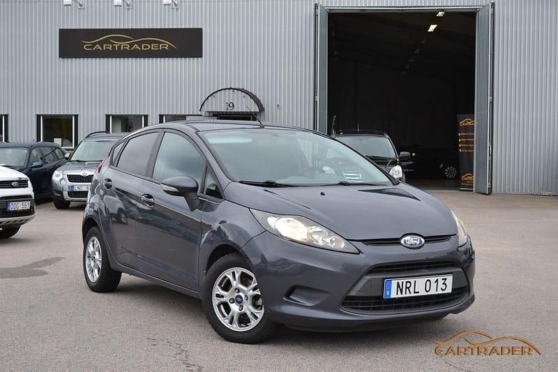Grå Begagnad 2010 Ford Fiesta Trend Halvkombi | 33 900 kr (Lite dyr) - Bild 1/4