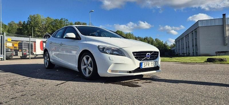 Vit Begagnad 2015 Volvo V40 Kombi | 102 000 kr (Bra pris) - Bild 1/4