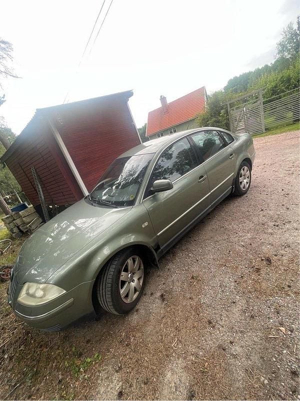 Grön Begagnad 2002 VW Passat Highline Sedan | 16 000 kr (Marknadspris) - Bild 1/4