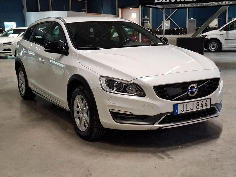 Vit Begagnad 2016 Volvo V60 CC Momentum Kombi | 169 900 kr (Marknadspris) - Bild 1/4