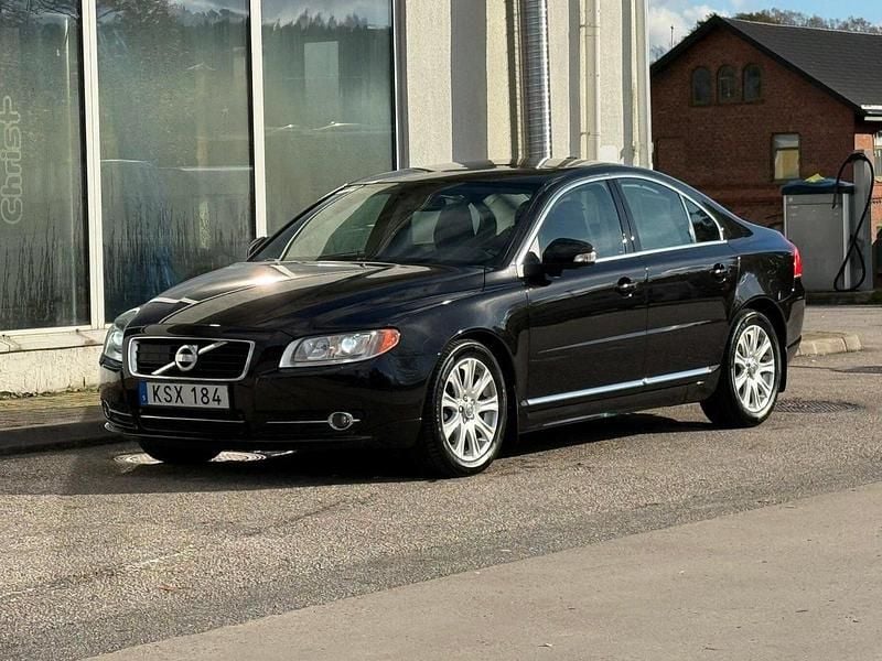 Svart Begagnad 2010 Volvo S80 R-Design Sedan | 104 900 kr (Marknadspris) - Bild 1/4
