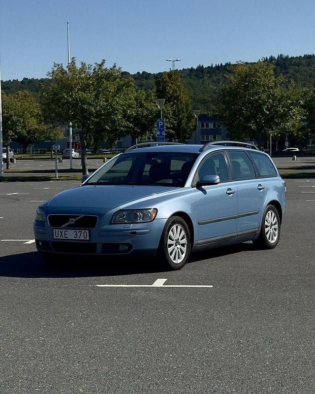Blå Begagnad 2004 Volvo V50 Kombi | 19 000 kr (Marknadspris) - Bild 1/4