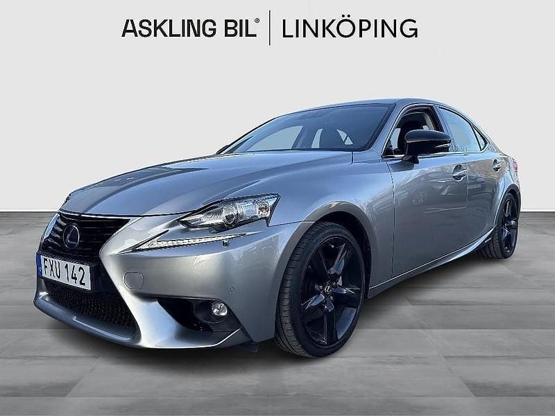 Ljusgrå Begagnad 2015 Lexus IS300h Sport Line Sedan | 199 000 kr (Marknadspris) - Bild 1/4