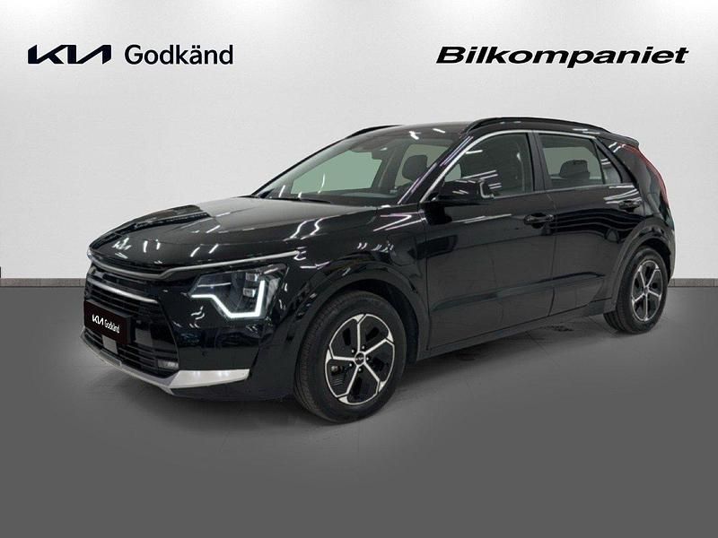 Svart (aurora black pearl ) Begagnad 2024 Kia Niro SUV | 344 900 kr (Marknadspris) - Bild 1/4