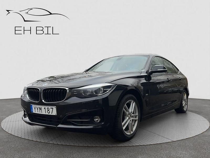 Svart Begagnad 2018 BMW 320 Gran Turismo Sport Line Sedan | 169 900 kr (Marknadspris) - Bild 1/4