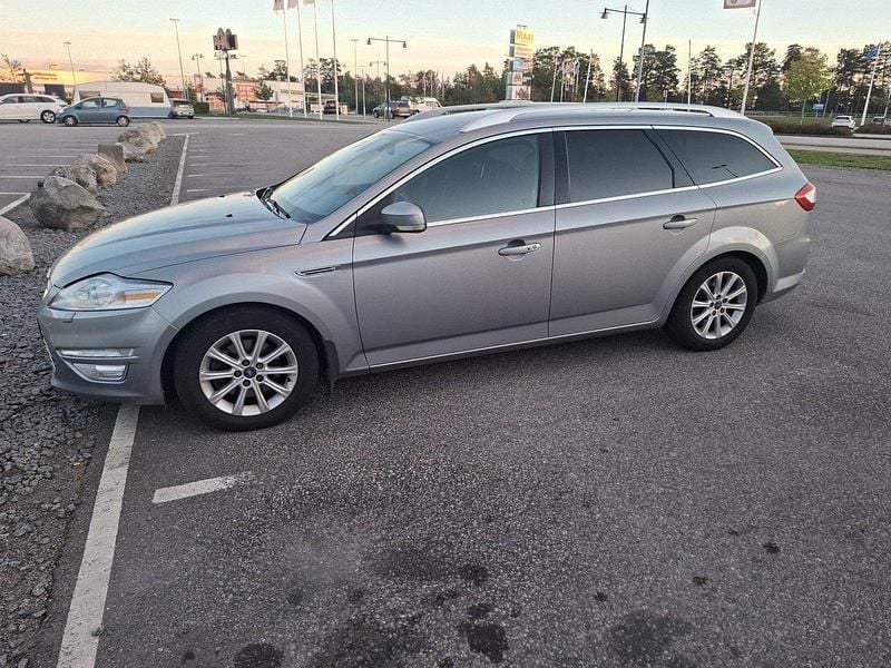 Grå Begagnad 2011 Ford Mondeo Titanium Kombi | 40 000 kr (Marknadspris) - Bild 1/4