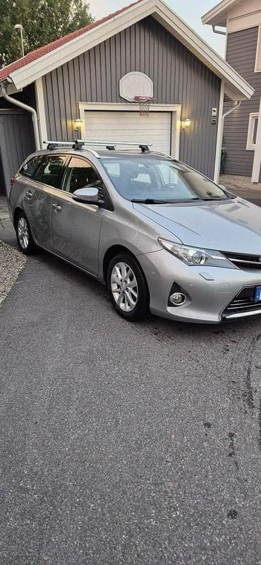 Grå Begagnad 2014 Toyota Auris Kombi | 87 000 kr (Bra pris) - Bild 1/4