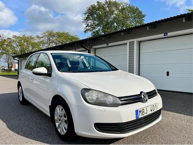 Vit Begagnad 2012 VW Golf VII Halvkombi | 64 990 kr (Dyr) - Bild 1/4