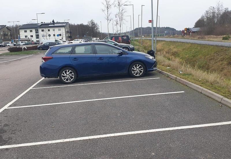 Blå Begagnad 2016 Toyota Auris Touring Sports Kombi | 185 000 kr (Dyr) - Bild 1/4