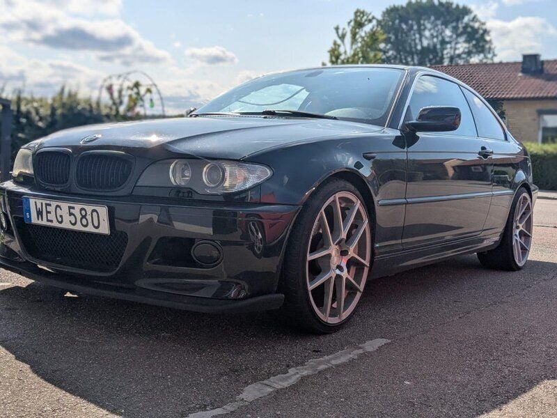 Svart Begagnad 2005 BMW 320 M Sport Sportkupé | 67 900 kr (Marknadspris) - Bild 1/4