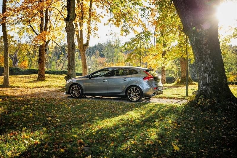 Begagnad Volvo V40 R-Design 253 HK (186 kW) 2017 Grå Halvkombi