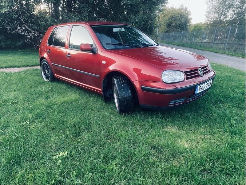 Röd Begagnad 2000 VW Golf IV Trendline Halvkombi | 39 000 kr (Marknadspris) - Bild 1/4