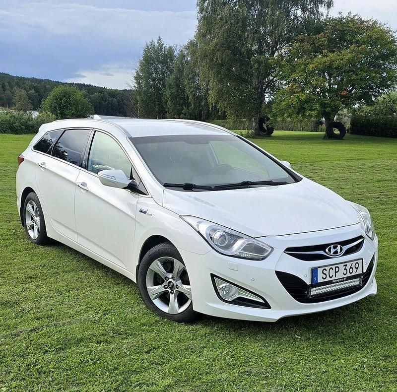 Vit Begagnad 2015 Hyundai i40 Kombi | 98 500 kr (Marknadspris) - Bild 1/4