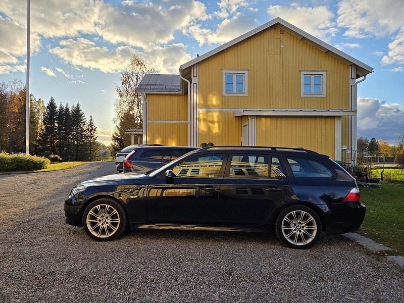 Svart Begagnad 2007 BMW 530 M Sport Kombi | 114 900 kr (Lite dyr) - Bild 1/4