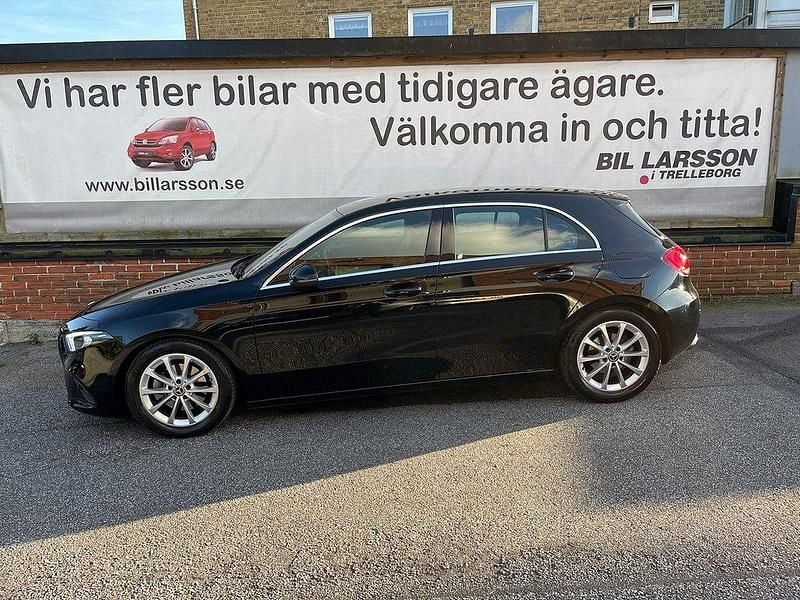 Svart Begagnad 2018 Mercedes A200 Halvkombi | 234 000 kr (Bra pris) - Bild 1/4