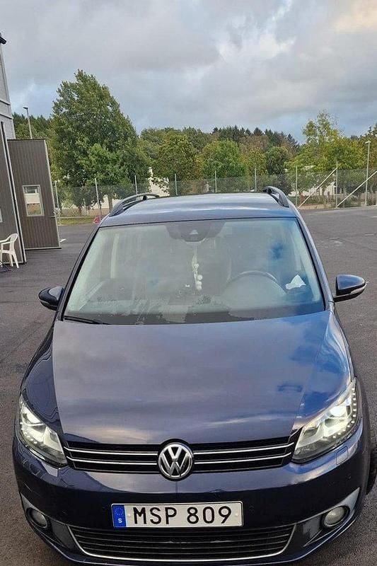 Blå Begagnad 2015 VW Touran Minibuss | 142 000 kr (Marknadspris) - Bild 1/4
