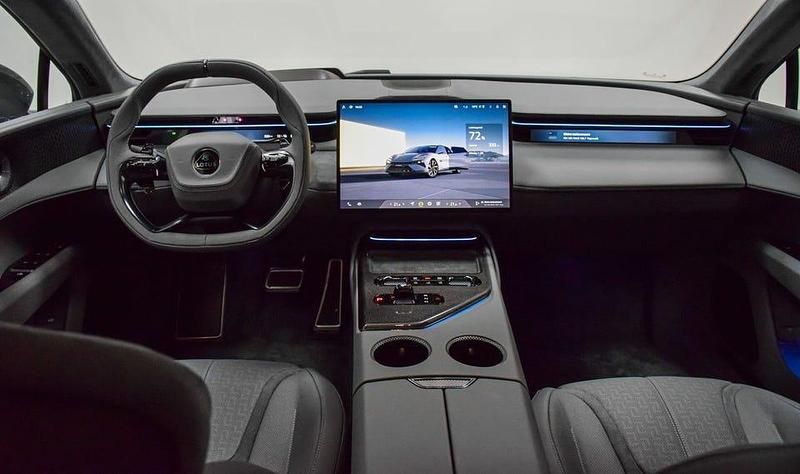 Begagnad Lotus Emeya 450 kW (612 HK) 2024 Svart Halvkombi