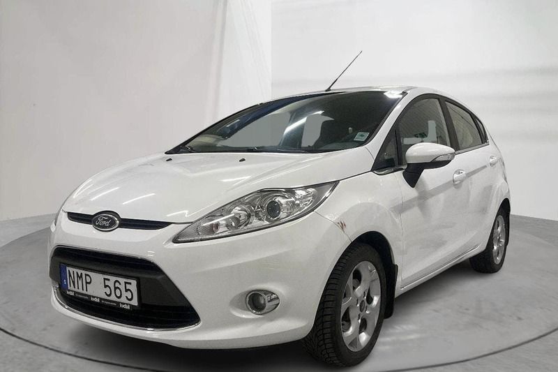 Vit Begagnad 2011 Ford Fiesta Titanium Halvkombi | 38 000 kr (Bra pris) - Bild 1/4