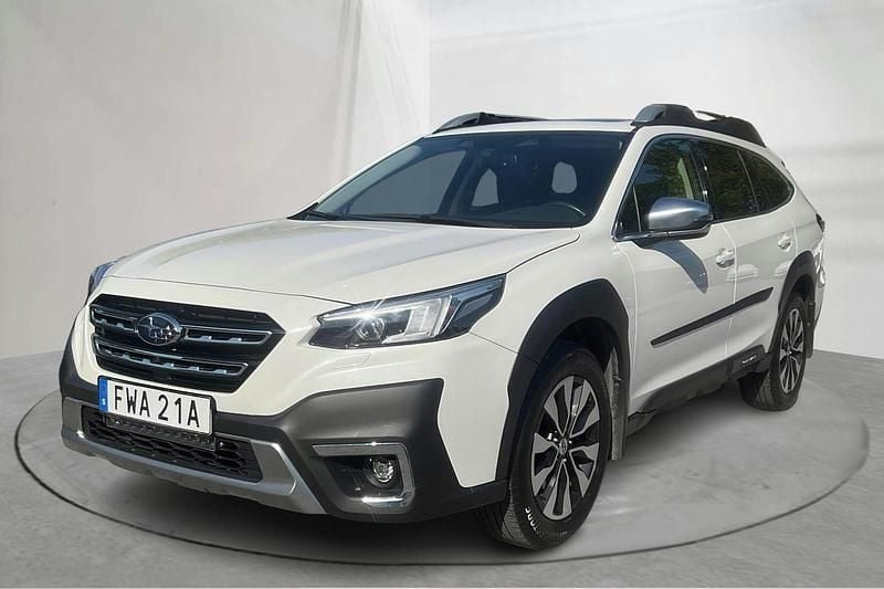 Vit Begagnad 2023 Subaru Outback SUV | 340 000 kr (Bra pris) - Bild 1/4