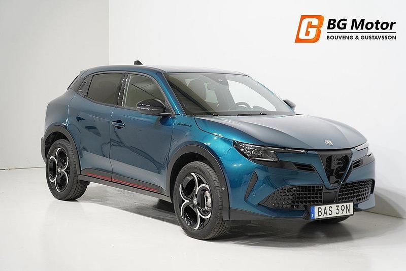Blå Begagnad 2024 Alfa Romeo Junior SUV | 339 500 kr - Bild 1/4