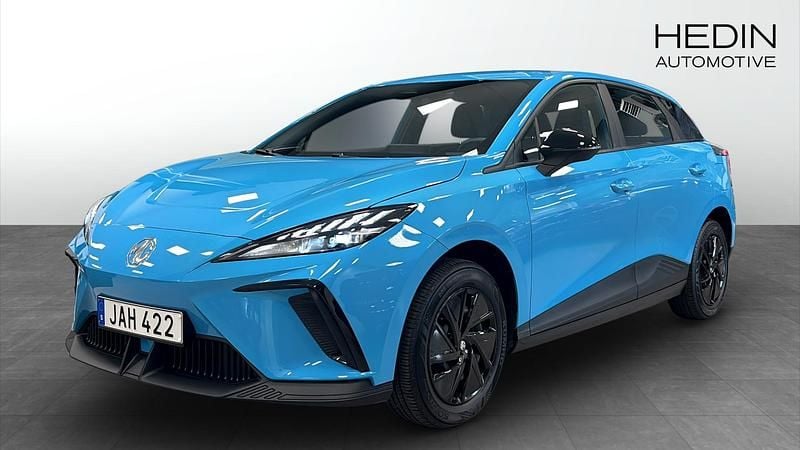 Blå (blue) Begagnad 2023 MG MG4 EV Halvkombi | 244 900 kr (Marknadspris) - Bild 1/4