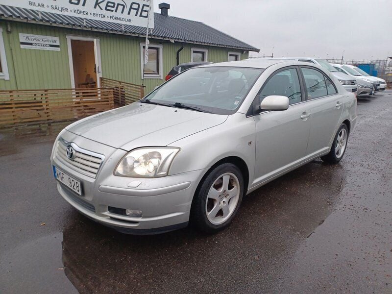Silver Begagnad 2004 Toyota Avensis Halvkombi | 29 900 kr (Marknadspris) - Bild 1/4
