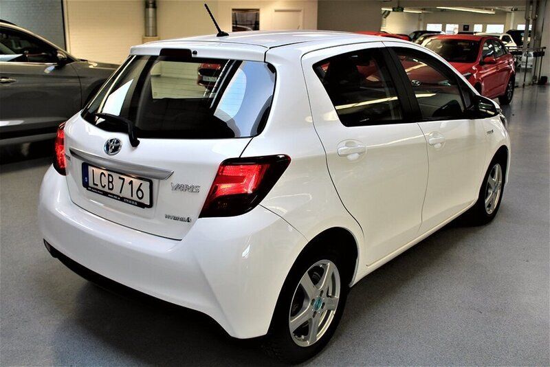 Såld Toyota Yaris Hybrid e-CVT Eur., begagnad 2016, 4 290 mil i ...