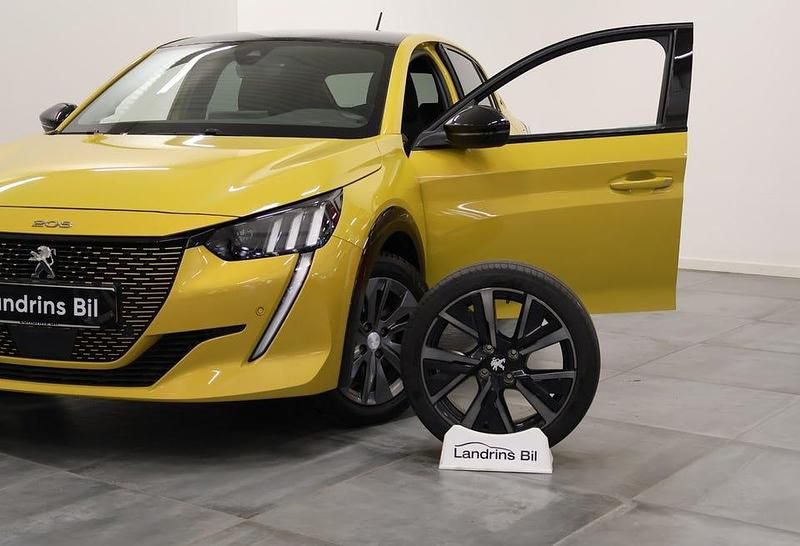 Begagnad Peugeot e-208 GT 100 kW (136 HK) 2022 Gul Halvkombi