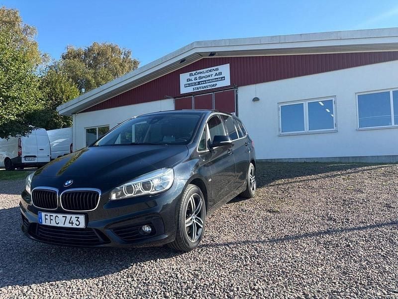 Svart Begagnad 2017 BMW 220 Gran Tourer Sport Line Minibuss | 199 000 kr (Marknadspris) - Bild 1/4