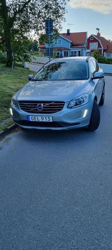 Silver Begagnad 2017 Volvo XC60 Standard SUV | 199 900 kr (Bra pris) - Bild 1/4