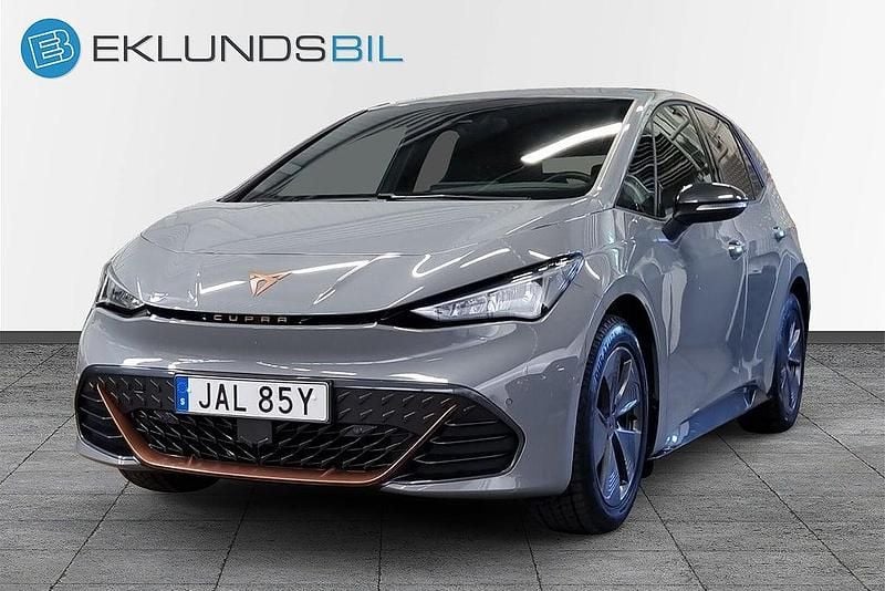 Ljusgrå Begagnad 2023 Cupra Born Halvkombi | 269 900 kr (Marknadspris) - Bild 1/4