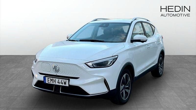 Vit (white) Begagnad 2022 MG ZS Luxury Sedan | 249 900 kr (Bra pris) - Bild 1/4