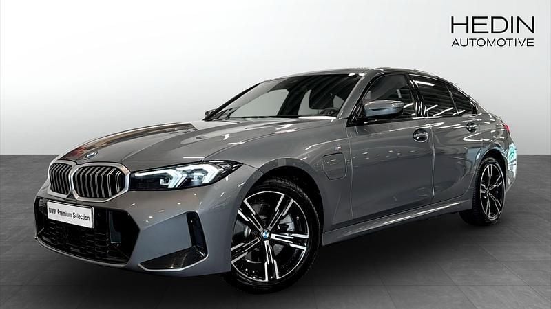 Grå (grey) Begagnad 2024 BMW 330e Comfort Edition Sedan | 538 700 kr (Bra pris) - Bild 1/4