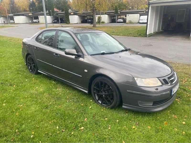 Brun Begagnad 2005 Saab 9-3 Aero Sedan | 39 000 kr (Marknadspris) - Bild 1/4