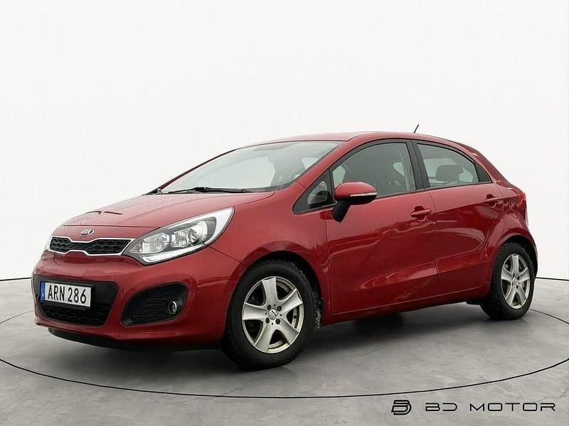 Röd Begagnad 2014 Kia Rio Halvkombi | 109 800 kr (Marknadspris) - Bild 1/4