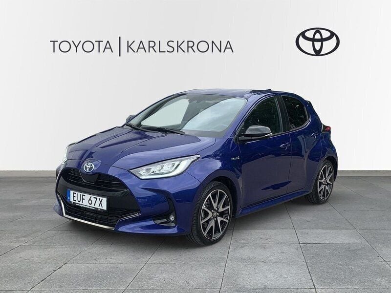 Mörkblå (blå) Begagnad 2021 Toyota Yaris Hybrid Style Halvkombi | 219 000 kr (Marknadspris) - Bild 1/4