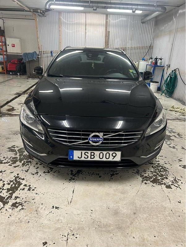 Svart Begagnad 2015 Volvo V60 Momentum Kombi | 97 000 kr (Superpris) - Bild 1/4