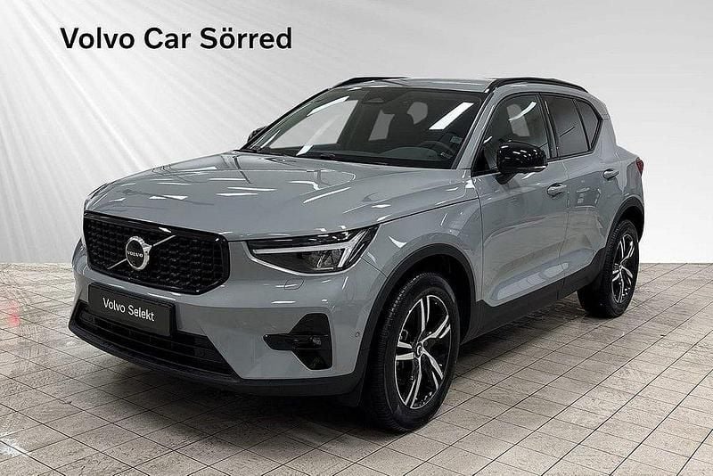 Grå Begagnad 2024 Volvo XC40 Plus SUV | 409 900 kr (Lite dyr) - Bild 1/3