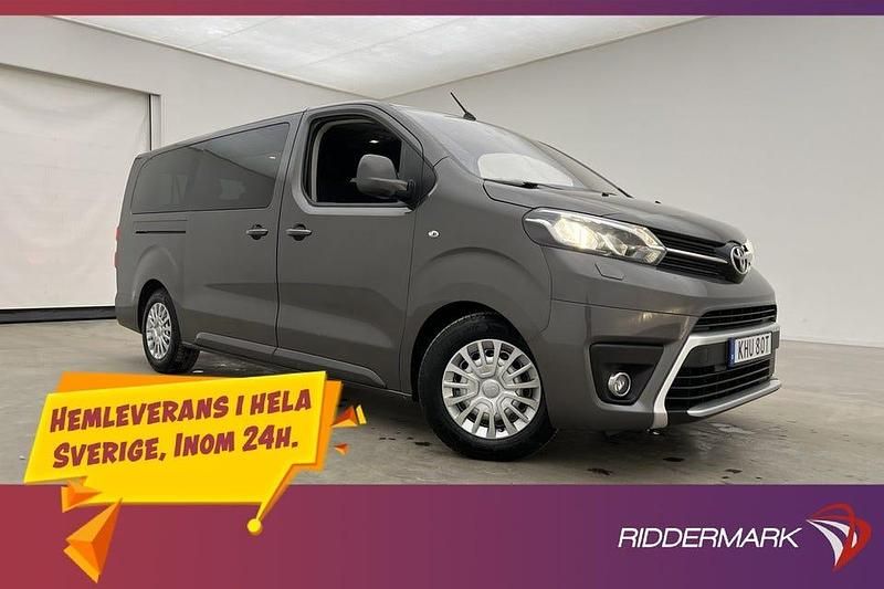 Grå Begagnad 2022 Toyota Proace Verso Kombi | 299 800 kr (Marknadspris) - Bild 1/3