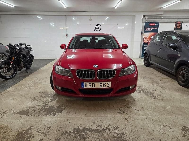Begagnad BMW 320 Comfort Edition 177 HK (130 kW) 2009 Röd Sedan