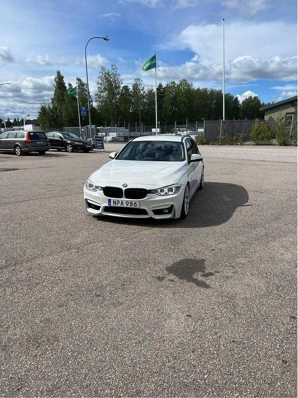 Vit Begagnad 2013 BMW 320 Kombi | 110 000 kr (Marknadspris) - Bild 1/4