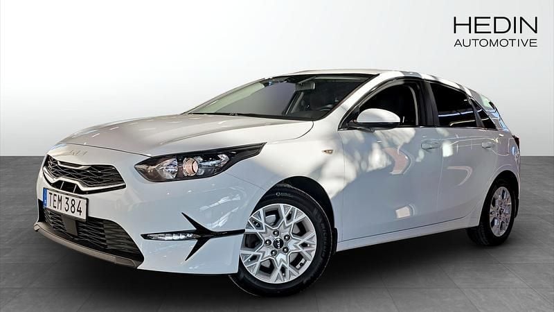 Vit Begagnad 2021 Kia Ceed Halvkombi | 169 900 kr (Superpris) - Bild 1/4