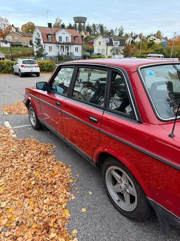 Begagnad 1987 Volvo 240 Sedan | 65 000 kr - Bild 1/4