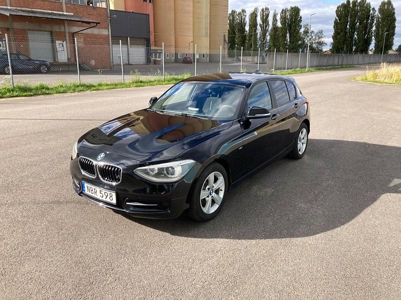 Svart Begagnad 2012 BMW 118 Sport Line Halvkombi | 78 500 kr (Lite dyr) - Bild 1/4