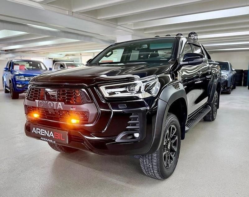 Svart Begagnad 2022 Toyota HiLux Sport Pickup | 699 800 kr (Marknadspris) - Bild 1/4