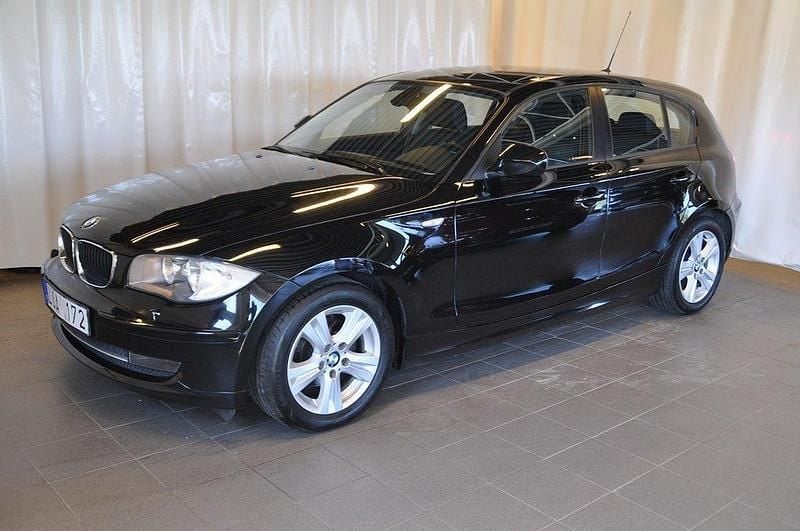 Svart Begagnad 2010 BMW 116 Halvkombi | 99 000 kr (Marknadspris) - Bild 1/4