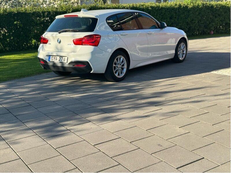 Vit Begagnad 2017 BMW 118 M Sport Halvkombi | 129 900 kr (Marknadspris) - Bild 1/4