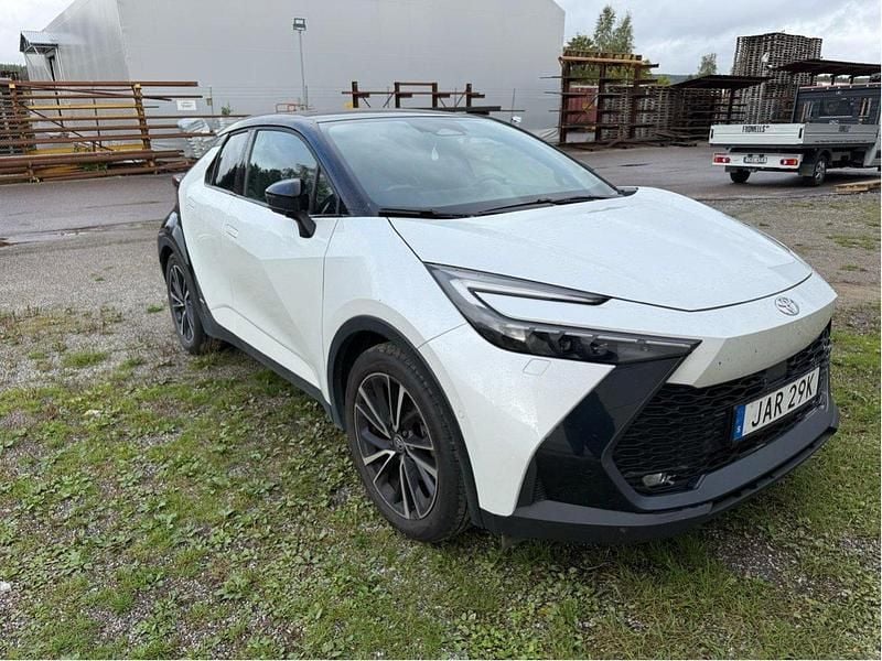 Vit Begagnad 2023 Toyota C-HR Edition SUV | 385 000 kr (Bra pris) - Bild 1/4