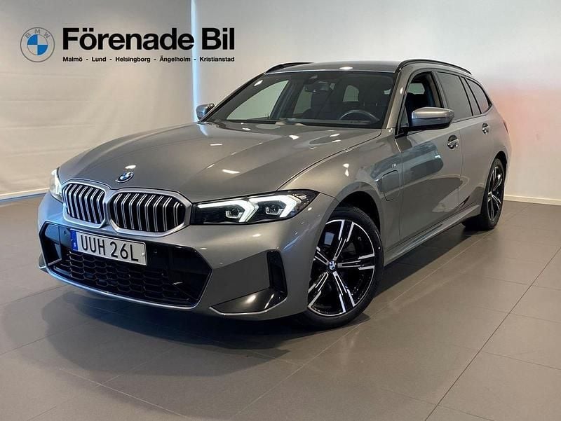 Grå Begagnad 2024 BMW 330e M Sport Kombi | 519 000 kr (Marknadspris) - Bild 1/4