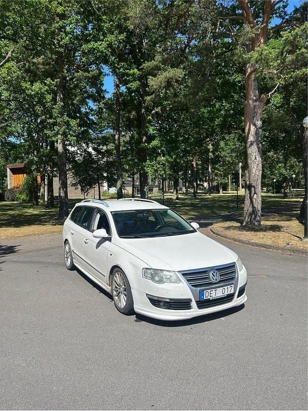 Vit Begagnad 2010 VW Passat R-line Kombi | 28 500 kr (Bra pris) - Bild 1/4
